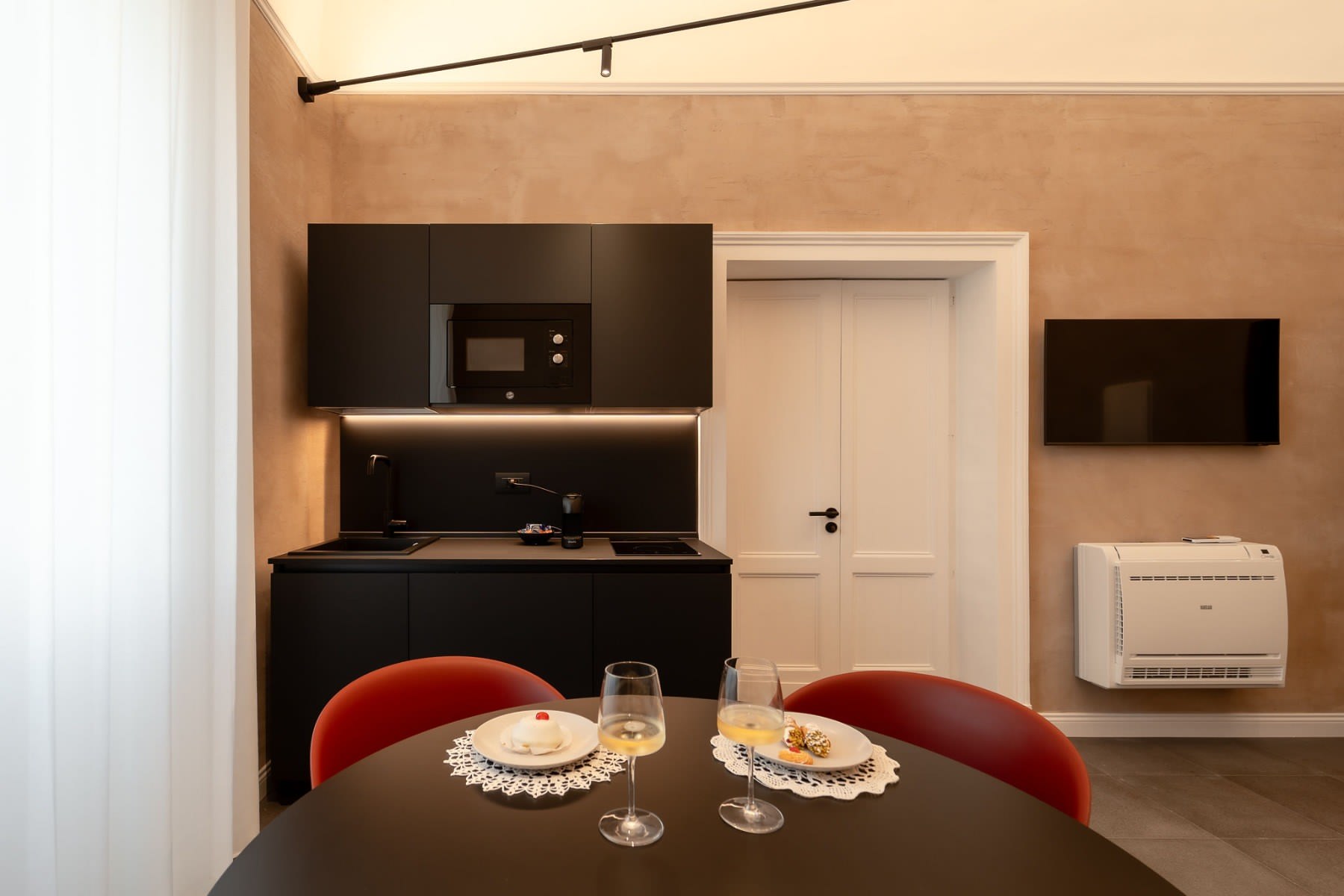 Dettaglio zona cucina Aita suite Catania, - cucina Veneta Cucine modello Start Time J in nero soft Dettaglio zona cucina Aita suite Catania, - cucina Veneta Cucine modello Start Time J in nero soft