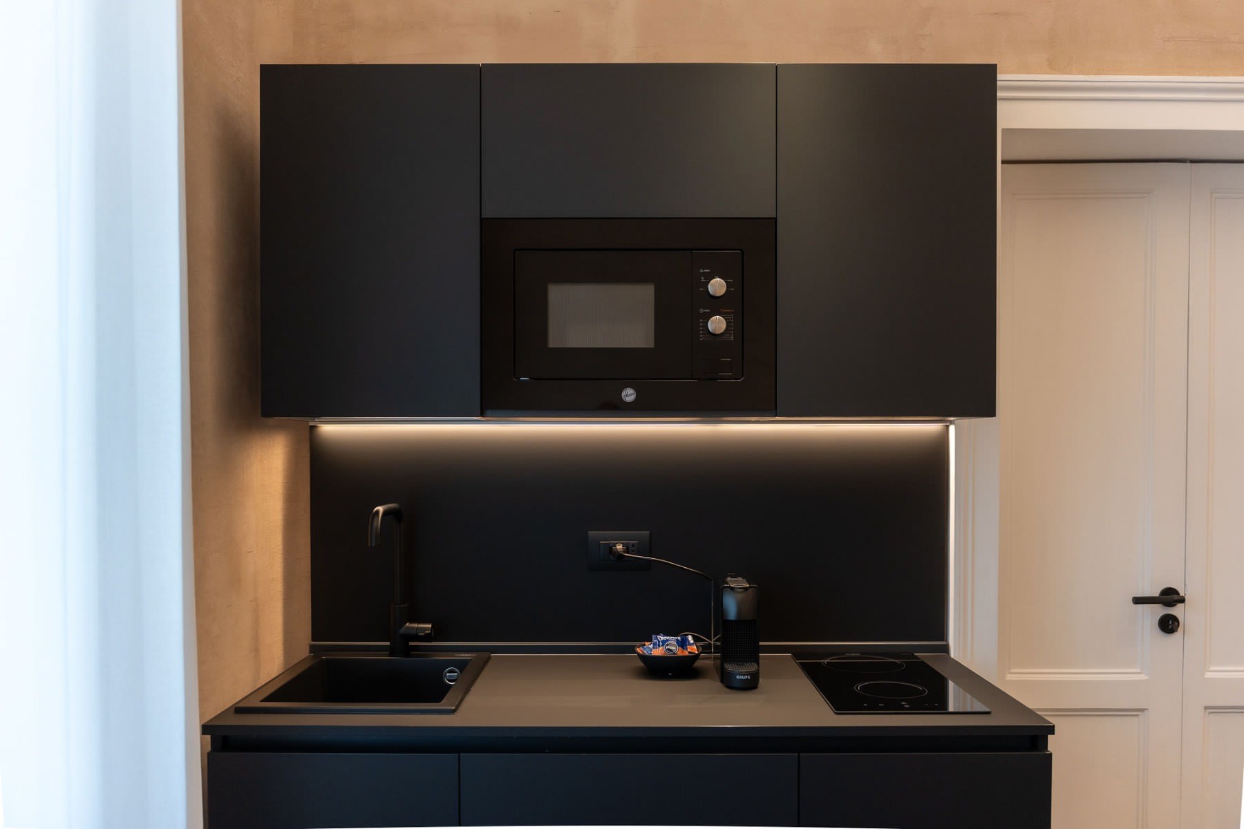 Arredamento business & contract Catania, Aita suite, cucina Veneta Cucine modello Start Time J in nero soft