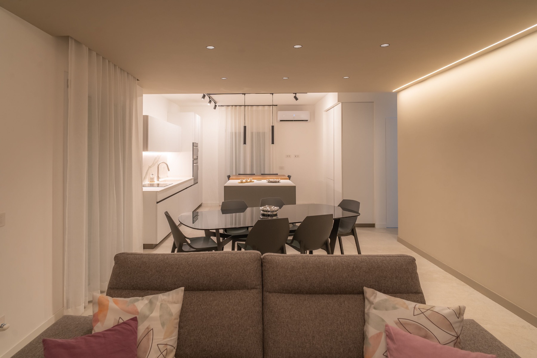 Arredamento residenziale, progetto interior design: Divano Calia modello Toby Wing, Tavolo Obi di Sangiacomo