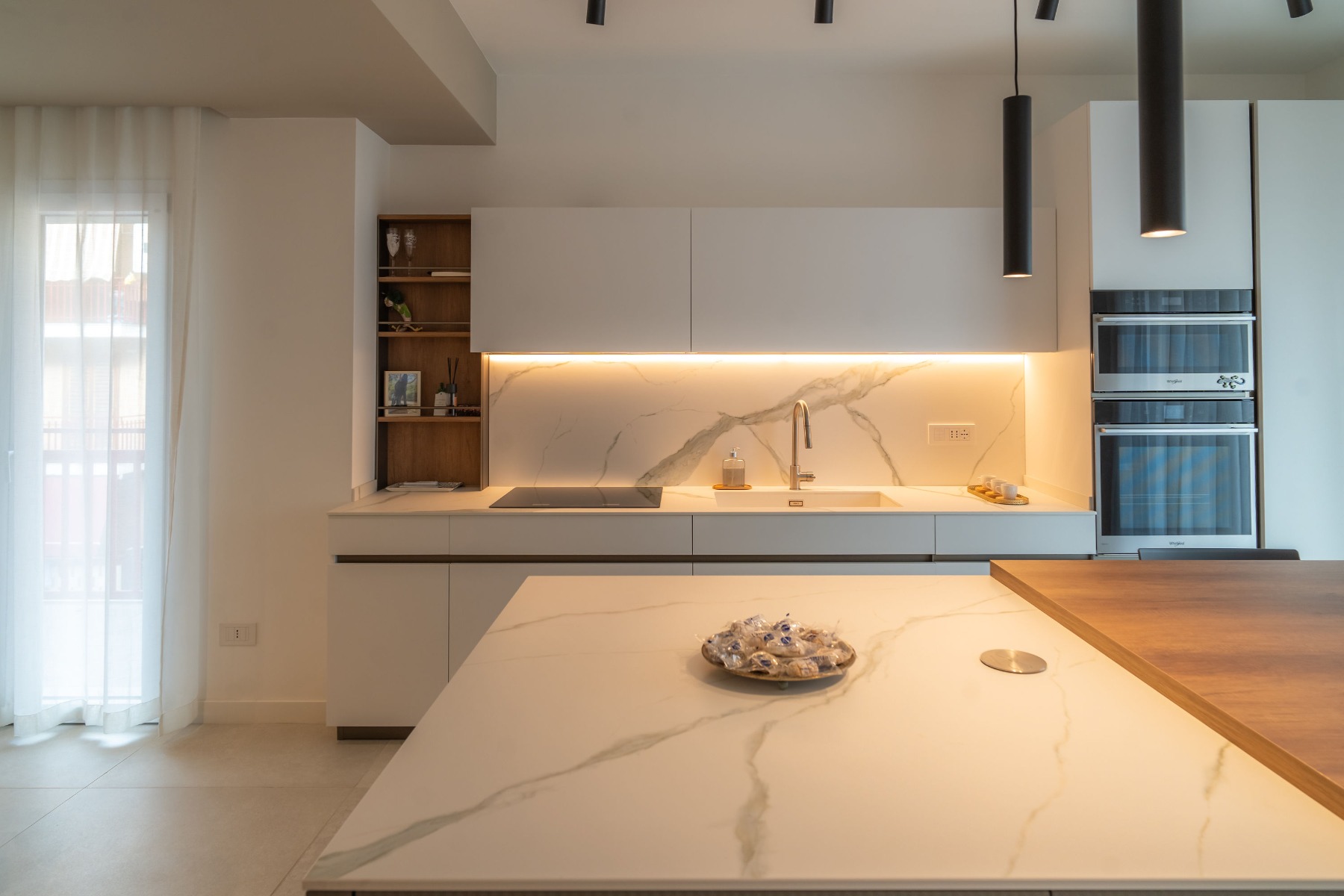 Arredamento residenziale, progetto interior design: Cucina Lounge di Veneta Cucine in vetro cannettato e laccato soft