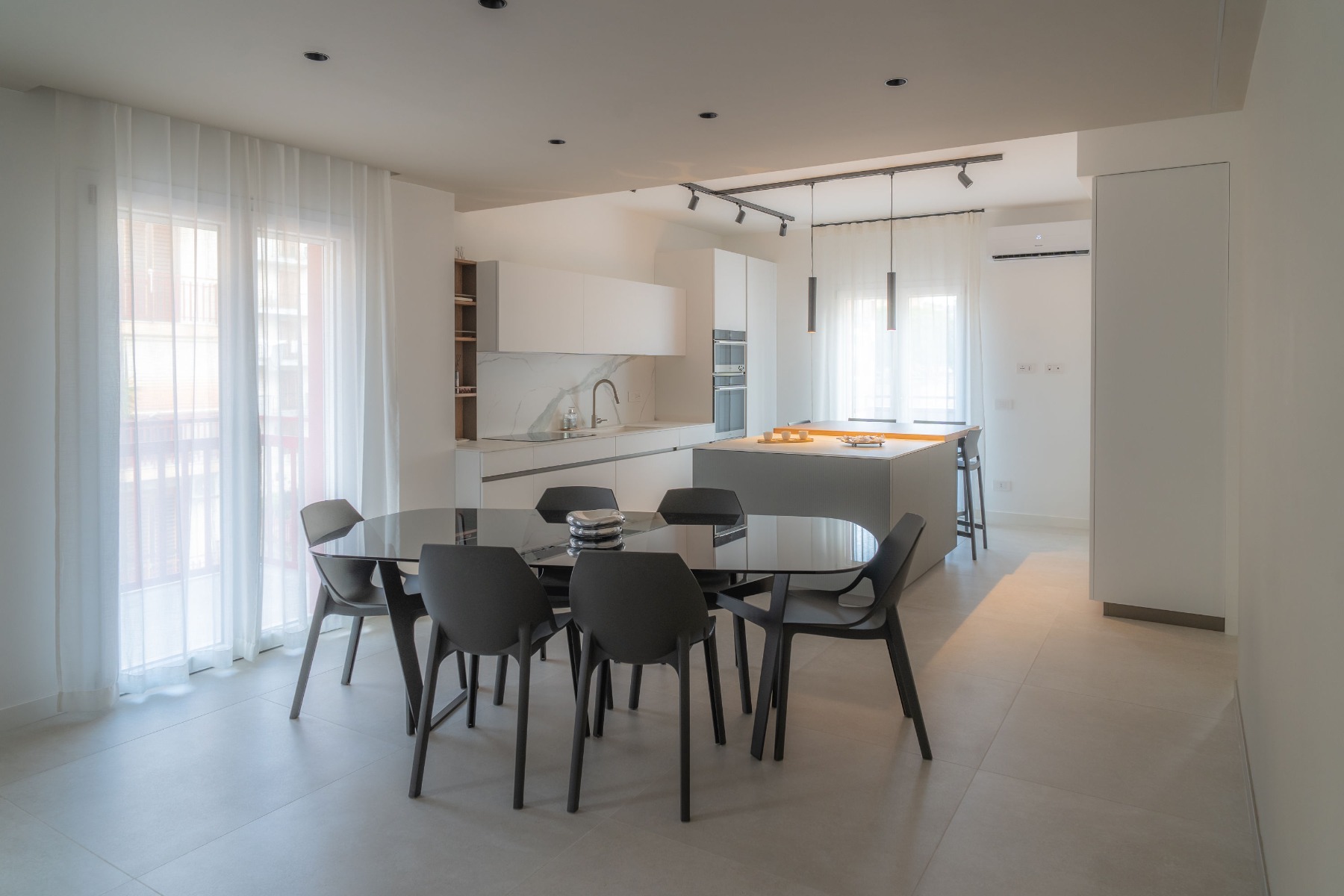 Arredamento residenziale, progetto interior design: Cucina Lounge di Veneta Cucine, Tavolo Obi di Sangiacomo
