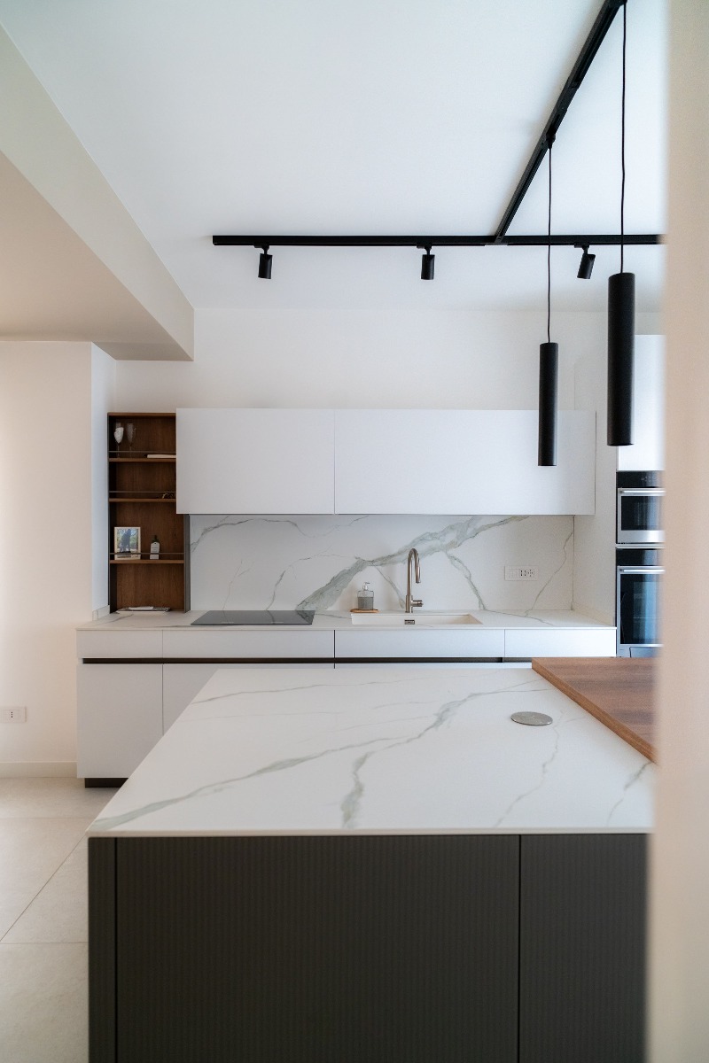 Arredamento residenziale, progetto interior design: Cucina Lounge di Veneta Cucine in vetro cannettato e laccato soft