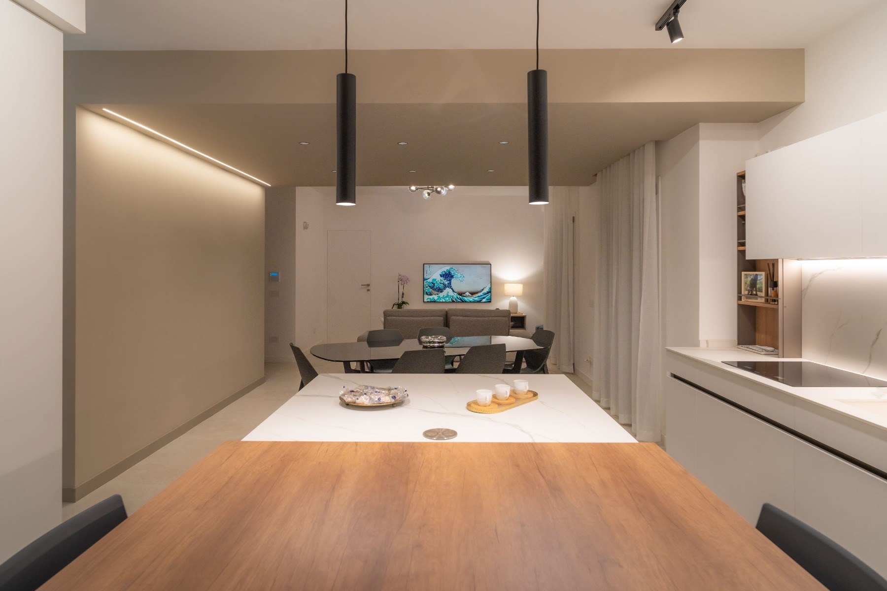 Dettaglio zona living , progetto interior design CMC Arredi - Tavolo Obi di Sangiacomo, Mobile TV unit Sangiacomo, Cucina Lounge di Veneta Cucine