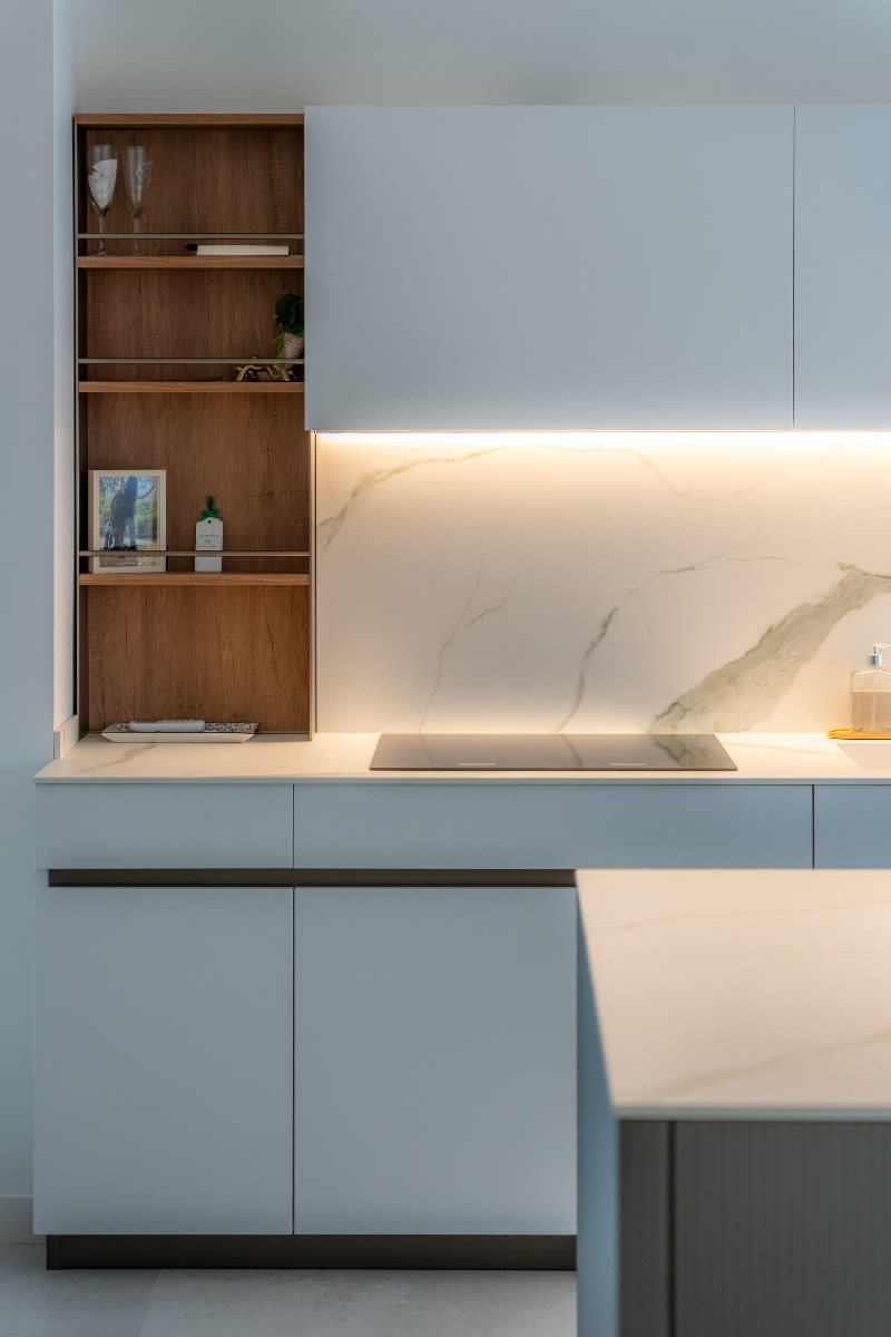 Arredamento residenziale, progetto interior design: Cucina Lounge di Veneta Cucine in vetro cannettato e laccato soft