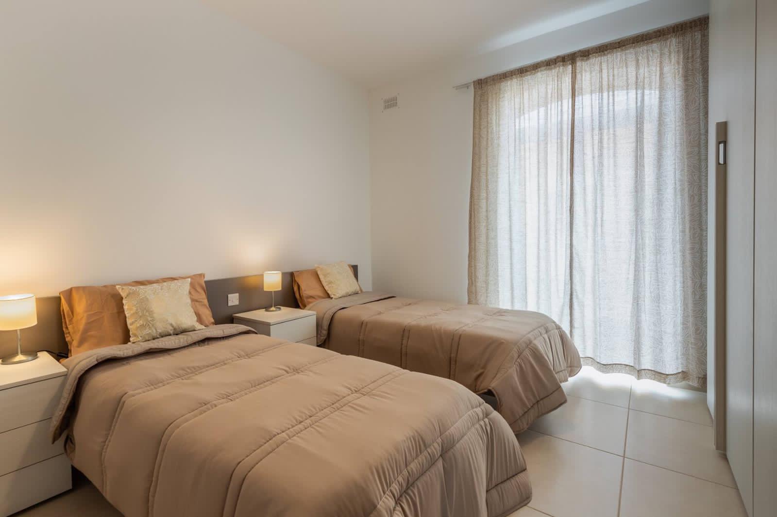 Arredamento zona notte e camere letto design appartamento Malta, progetto di CMC Arredi La Torre